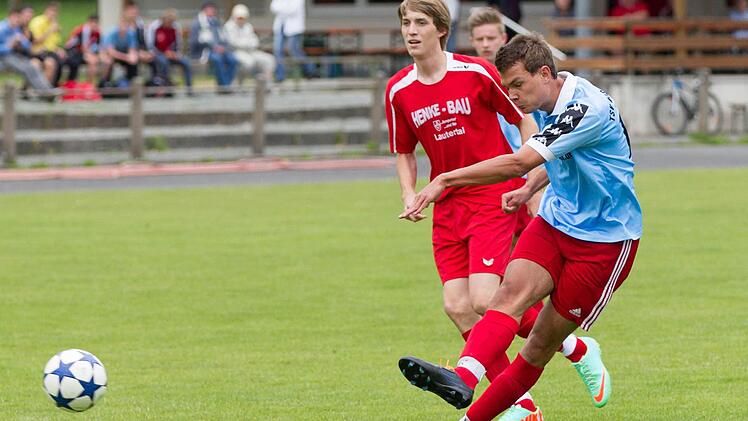 TSV Weißenbrunn - SG Meeder: Ferdinand Mayr zieht aus knapp 20 Metern ab und und erzielt einen seiner beiden Treffer. Foto: Heinrich Weiß