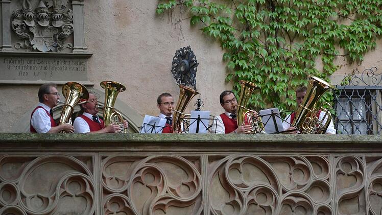 Die Horngruppe der Blaskapelle Aschach eröffneten die Aschacher Schlossserenade