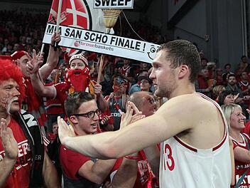 Die Fans klatschen den Matchwinner ab. Scharfschütze Janis Strelnieks traf am Samstag gegen die Ulmer aus allen Lagen. Foto: sportpress