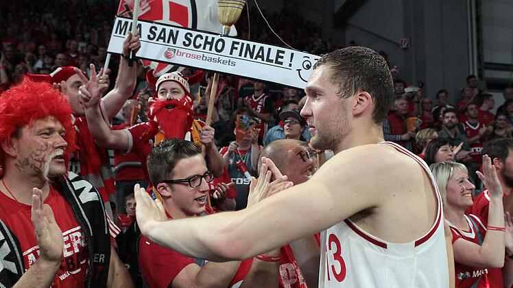 Die Fans klatschen den Matchwinner ab. Scharfschütze Janis Strelnieks traf am Samstag gegen die Ulmer aus allen Lagen. Foto: sportpress
