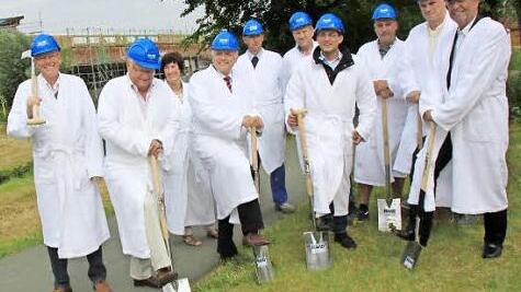 Gruppenbild in Bademänteln: Vertreter der Stadt Bad Staffelstein, der Obermain-Therme, des Kurhotels und der beteiligten Baufirma zogen sich für den ersten Spatenstich Bademäntel an. Fotos: Matthias Einwag