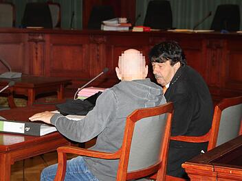 Der Angeklagte berät sich vor der Urteilsverkündung im Gerichtssaal mit seinem Verteidiger, Rechtsanwalt Johannes Driendl aus Bayreuth. Die Verteidigung wird das Urteil von neun Jahren und zwei Monaten Gefängnis nicht akzeptieren und in Revision gehen. Foto: Stephan Tiroch