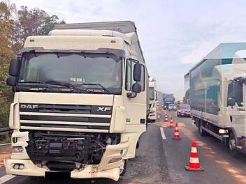 Ein Lkw nach dem schweren Auffahrunfall auf der A3 zwischen Erlangen-West und Erlangen-Frauenaurach. Mindestens eine Person wurde verletzt. Foto: Michael Busch