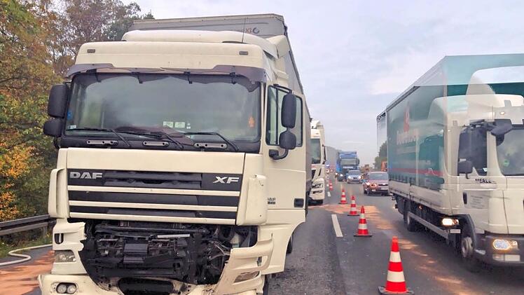 Ein Lkw nach dem schweren Auffahrunfall auf der A3 zwischen Erlangen-West und Erlangen-Frauenaurach. Mindestens eine Person wurde verletzt. Foto: Michael Busch