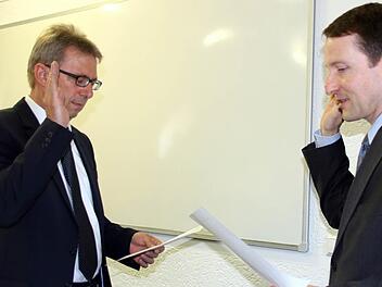 Tobias Franke (rechts) gehört nun erneut dem Weitramsdorfer Gemeinderat an. Bei der Sitzung am Montagabend vereidigte Bürgermeister Wolfgang Bauersachs den Diplom-Mathematiker, der bereits von 2008 bis 2014 in dem Gremium saß. Franke rückt für Christian Gunsenheimer nach. Foto: Bettina Knauth