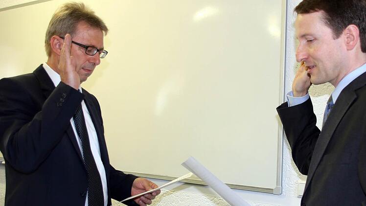 Tobias Franke (rechts) gehört nun erneut dem Weitramsdorfer Gemeinderat an. Bei der Sitzung am Montagabend vereidigte Bürgermeister Wolfgang Bauersachs den Diplom-Mathematiker, der bereits von 2008 bis 2014 in dem Gremium saß. Franke rückt für Christian Gunsenheimer nach. Foto: Bettina Knauth
