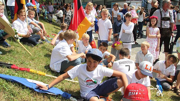 Kleine Verschnaufpause während der Reden auf dem Festplatz des VfB. Foto: Sonny Adam