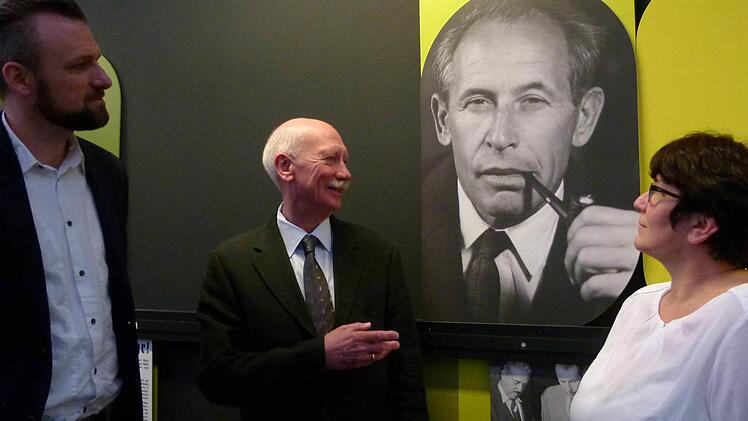 Porzellanikon-Direktor Wilhelm Siemen (Mitte) mit den Kuratoren Petra Werner und Thomas Miltschus vor einem Foto von Senior PhilipP Rosenthal.