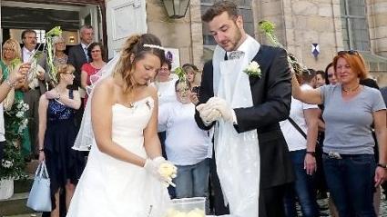 Nach dem Verlassen der Kirche musste das Brautpaar zunächst fränkische Kartoffelklöße formen. Foto: Dieter Hübner