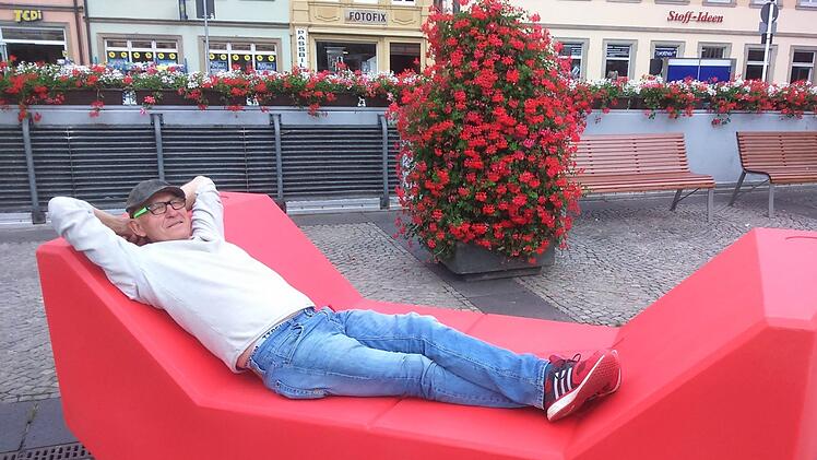 Jürgen Möller nahm auf "Viena" Platz. Er fand die neuen Möbel "sehr trendy" , ein neues "Highlight" in Bamberg.  Foto: p.