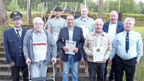 Ehrungen bei der Soldatenkameradschaft; im Bild (von links) Vorsitzender Peter Schmitt, Hans-Peter Pittermann, Markus Schott, Christian Steinlein, Patrick Rosa, Heinz Schramm, Bürgermeister Alfred Kolenda und Kreisvorsitzender Georg Spindler.  Foto: Klaus-Peter Wulf