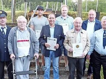 Ehrungen bei der Soldatenkameradschaft; im Bild (von links) Vorsitzender Peter Schmitt, Hans-Peter Pittermann, Markus Schott, Christian Steinlein, Patrick Rosa, Heinz Schramm, Bürgermeister Alfred Kolenda und Kreisvorsitzender Georg Spindler.  Foto: Klaus-Peter Wulf