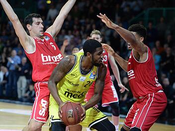 Kampflos ging es nicht: Medi Bayreuth musste sich gegen den amtierenden deutschen Meister Brose Bamberg bis kurz vor Schluss immer wieder durchkämpfen, wie hier De'Mon Brooks (am Ball).  Fotos: Peter Mularczyk