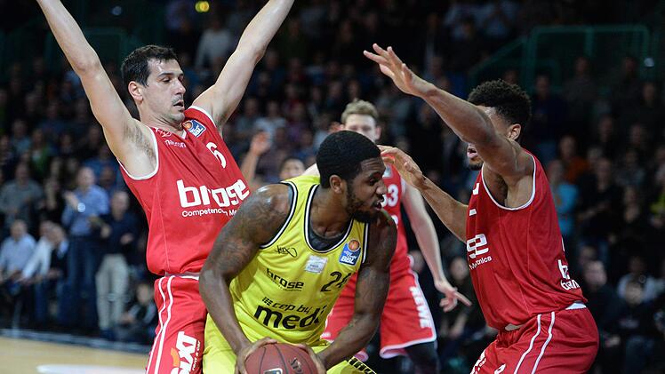 Kampflos ging es nicht: Medi Bayreuth musste sich gegen den amtierenden deutschen Meister Brose Bamberg bis kurz vor Schluss immer wieder durchkämpfen, wie hier De'Mon Brooks (am Ball).  Fotos: Peter Mularczyk