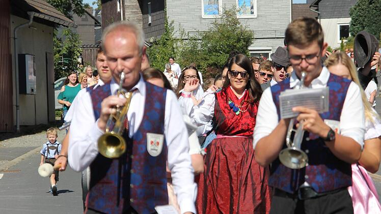 Umzug und Plantanz: Brauchtum wird in Kehlbach groß geschrieben. Wir zeigen Impressionen von der Trachtenkirchweih 2018. Foto: Veronika Schadeck