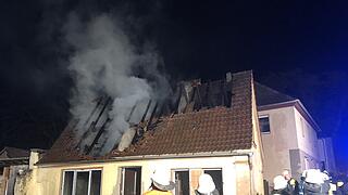 Aschbach: Während Renovierungsarbeiten - Dachstuhl in Flammen