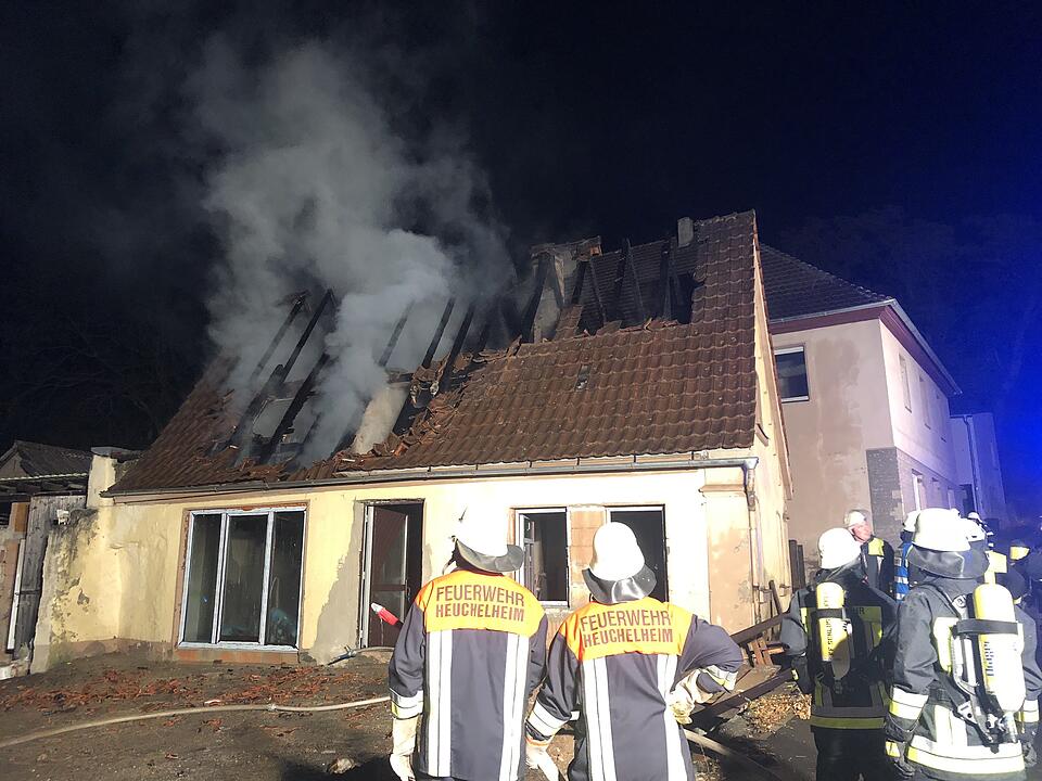Aschbach: Während Renovierungsarbeiten - Dachstuhl in Flammen