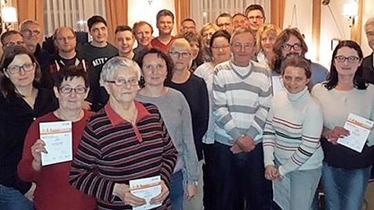 ATSV-Ehrenvorsitzender Rudolf Ruf (links) nahm die Verleihung der Sportabzeichen des Jahres 2018 vor, im Bild sind die erwachsenen Absolventen.  Foto: ATSV Nordhalben