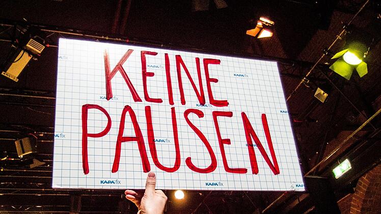 Temporeich ging es zu bei der vierten Folge der Serie "Selfies einer Utopie" in der Coburger Reithalle.Foto: Jochen Berger