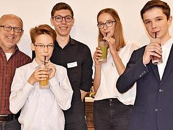 Erhard K&ouml;rber (links) hatte Sch&uuml;ler des CVG gezielt zur Teilnahme &uuml;berredet und ist mit der Zusammenstellung der Teams sehr zufrieden; mit im Bild (nach rechts) Markus B&auml;r, Sebastian Klenk, Eva Leithner und Paul Philipp  Foto: Uschi Prawitz