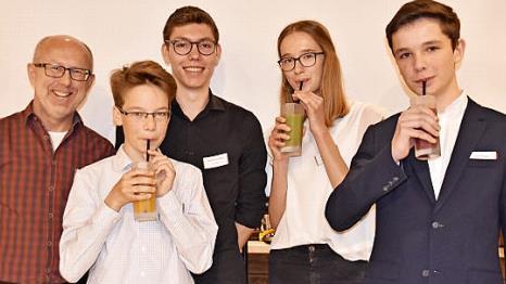 Erhard K&ouml;rber (links) hatte Sch&uuml;ler des CVG gezielt zur Teilnahme &uuml;berredet und ist mit der Zusammenstellung der Teams sehr zufrieden; mit im Bild (nach rechts) Markus B&auml;r, Sebastian Klenk, Eva Leithner und Paul Philipp  Foto: Uschi Prawitz