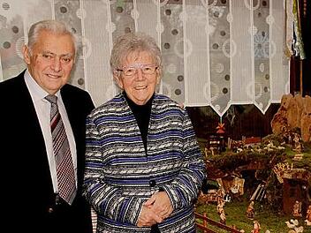 Das Fest ihrer diamantenen Hochzeit feierten in Lembach Hans und Maria Aumüller, im Hintergrund die große Krippe.  Foto: Günther Geiling