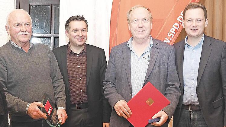 Für ihr jahrelanges Engagement wurden Günter Kob (links) und Werner Thomas (zweiter von rechts) durch Carsten Höllein (zweiter von links) und Tobias Ehrlicher ausgezeichnet. Fotos: Christoph Winter
