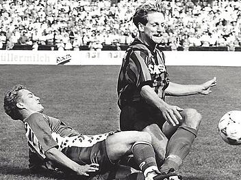 Stefan Ruscher (l.) und der SC 08 Bamberg hatten Eintracht Frankfurt am 12. September 1992 im DFB-Pokal zu Gast: Die Hessen um Uwe Bindewald (r.) siegten glücklich mit 3:1. sportpress