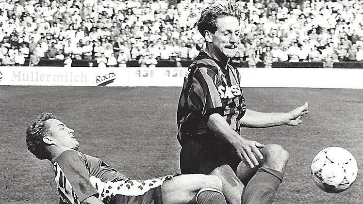 Stefan Ruscher (l.) und der SC 08 Bamberg hatten Eintracht Frankfurt am 12. September 1992 im DFB-Pokal zu Gast: Die Hessen um Uwe Bindewald (r.) siegten glücklich mit 3:1. sportpress