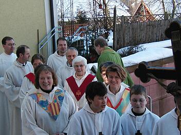 Gottesdienstbeauftragte gehören heute in vielen Gemeinden -  vor allem im ländlichen Raum - zum Bild im Gemeindeleben dazu. Das Foto entstand vor der Corona-Pandemie anlässlich eines Jubiläums in der Pfarreiengemeinschaft im Oberen Sinngrund. Foto: Bernhard Hopf
