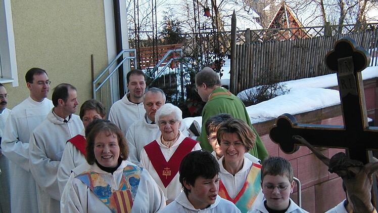Gottesdienstbeauftragte gehören heute in vielen Gemeinden -  vor allem im ländlichen Raum - zum Bild im Gemeindeleben dazu. Das Foto entstand vor der Corona-Pandemie anlässlich eines Jubiläums in der Pfarreiengemeinschaft im Oberen Sinngrund. Foto: Bernhard Hopf