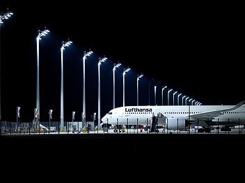 Ein Flugzeug der Lufthansa steht am Flughafen München
