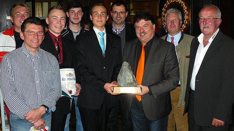 Timo Rothert vom Siegerteam "Ejakulat der besonderen Art" nimmt aus der Hand des Schirmherrn Landrat Klaus Peter Söllner den Wanderpokal entgegen. Unser Bild zeigt (von links) Moderator Benjamin Ölschlegel, SV-Vorsitzenden Manfred Rodler, Nico Rothert, Moderator Jan Kirschenlohr, Timo Rothert, MdL Martin Schöffel, Klaus Peter Söllner, MdL Ludwig von Lerchenfeld und LQN-Vorsitzenden Hermann Dörfler.