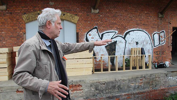 Auwi Stübbe bei der "Baustellenbegehung".
