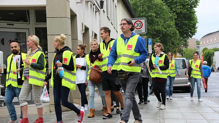 H&M Mitarbeiter protestieren in Bad Kissingen. Foto: Benedikt Borst