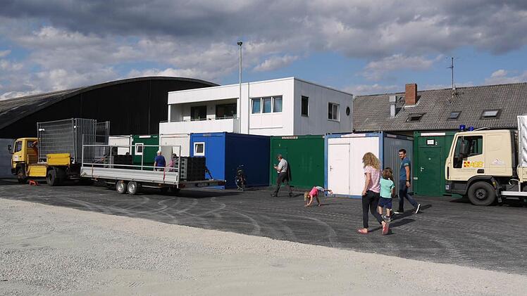 An der Forchheimer Landkreisgrenze, in Hemhofen, kümmert sich jetzt ebenfalls ein Wohlfahrtsverband um die Unterbringung von Flüchtlingen: Der Arbeiter-Samariter-Bund nutzt dafür eine alte Tennishalle (links hinten) und Wohncontainer. Foto: Pauline Lindner