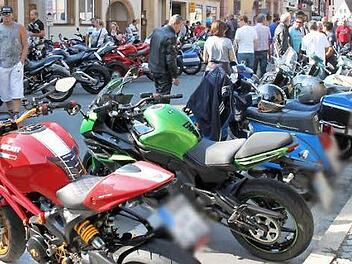 Über 1000 Motorradfahrer trafen sich am Sonntag auf dem Weismainer Marktplatz bei Kaiserwetter zum 15. Italo-Motorradtreffen. Foto: Stephan Stöckel