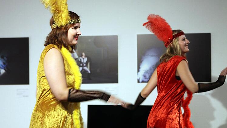 Tamara (rot) und Julia Völker führten in den Räumen des KKV einen Tanz als Dank an die Künstlerin auf.  Foto: Michael Wunder