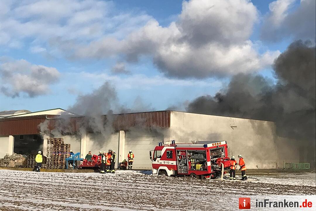 Vollbrand Lagerhalle im Nürnberger Norden