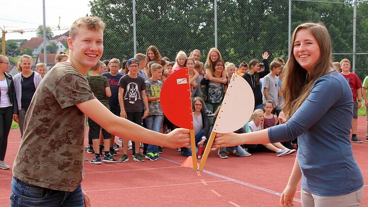 Am letzten Schultag fällt die letzte Klappe: Philipp Meyer und Linda Chamilew verabschieden sich stellvertretend für alle Neuntklässler von ihren Mitschülern jüngerer Jahrgangsstufen. Dafür haben sie traditionell einen Abschiedsstreich vorbereitet.  Foto: Kathrin Kupka-Hahn