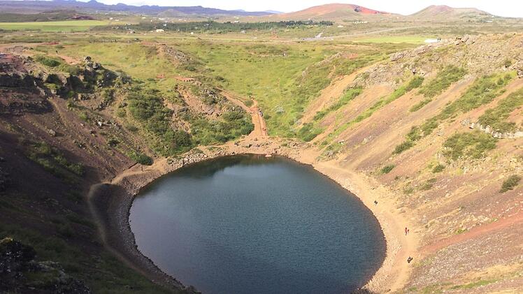 Blick vom Vulkankrater: Der See auf dem Grund ist identisch mit dem Grundwasserspiegel. Foto: privat