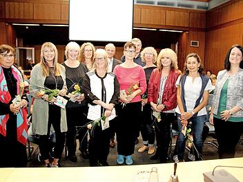 Fabienne Geißdörfer (r.) und Oliver Kundler (hinten Mitte) dankten den langjährigen Dozenten. Foto: Richard Sänger