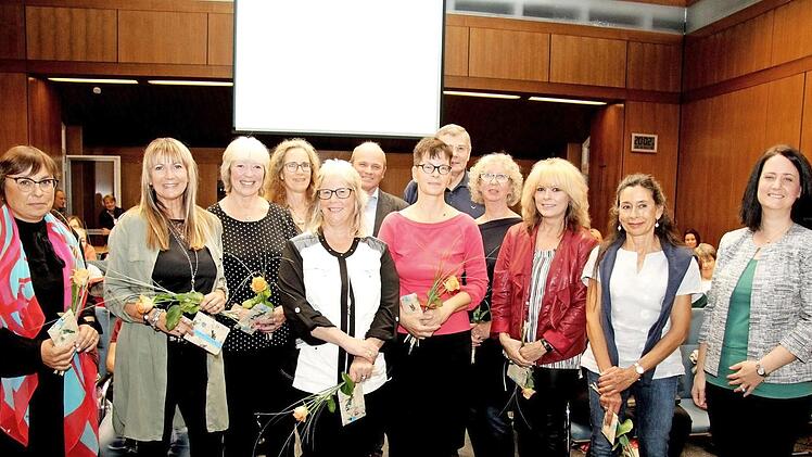 Fabienne Geißdörfer (r.) und Oliver Kundler (hinten Mitte) dankten den langjährigen Dozenten. Foto: Richard Sänger