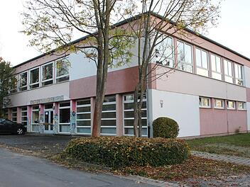Das alte Zentbechhofener Schulgebäude aus den 60er Jahren soll eventuell abgerissen werden. Für die Schule wird es nicht mehr gebraucht. Auf dem Gelände könnte der Kita-Neubau entstehen. Evi Seeger