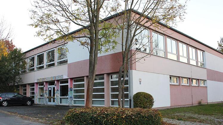 Das alte Zentbechhofener Schulgebäude aus den 60er Jahren soll eventuell abgerissen werden. Für die Schule wird es nicht mehr gebraucht. Auf dem Gelände könnte der Kita-Neubau entstehen. Evi Seeger