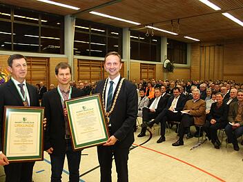 Hans Jürgen Sack (links) und Tim Pistor (Mitte) erhielten aus den Händen von Bürgermeister Robert Bosch die Gemeindemedaille samt Urkunde.Foto: Jürgen Gärtner