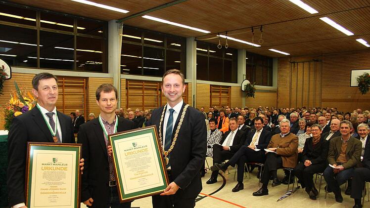 Hans Jürgen Sack (links) und Tim Pistor (Mitte) erhielten aus den Händen von Bürgermeister Robert Bosch die Gemeindemedaille samt Urkunde.Foto: Jürgen Gärtner