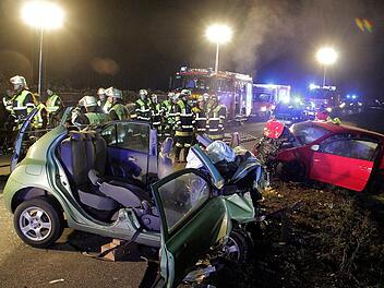 20.11.2016, Bayern, Rosenheim: Rettungskr&auml;fte und zwei zerst&ouml;rte Fahrzeuge stehen an einer Unfallstelle. Zwei junge Frauen starben bei dem Unfall, zwei weitere Frauen wurden schwer verletzt. Foto: Josef Reisner/dpa