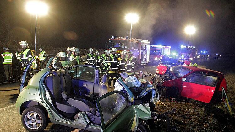 20.11.2016, Bayern, Rosenheim: Rettungskr&auml;fte und zwei zerst&ouml;rte Fahrzeuge stehen an einer Unfallstelle. Zwei junge Frauen starben bei dem Unfall, zwei weitere Frauen wurden schwer verletzt. Foto: Josef Reisner/dpa