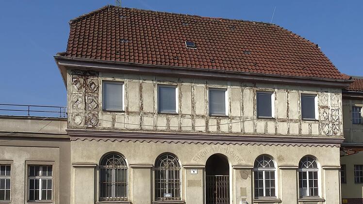 Kaum noch zu entziffern: An diesem Bahngebäude in der Lossaustraße wurde ehedem Eilgut-Abfertigung versprochen.
